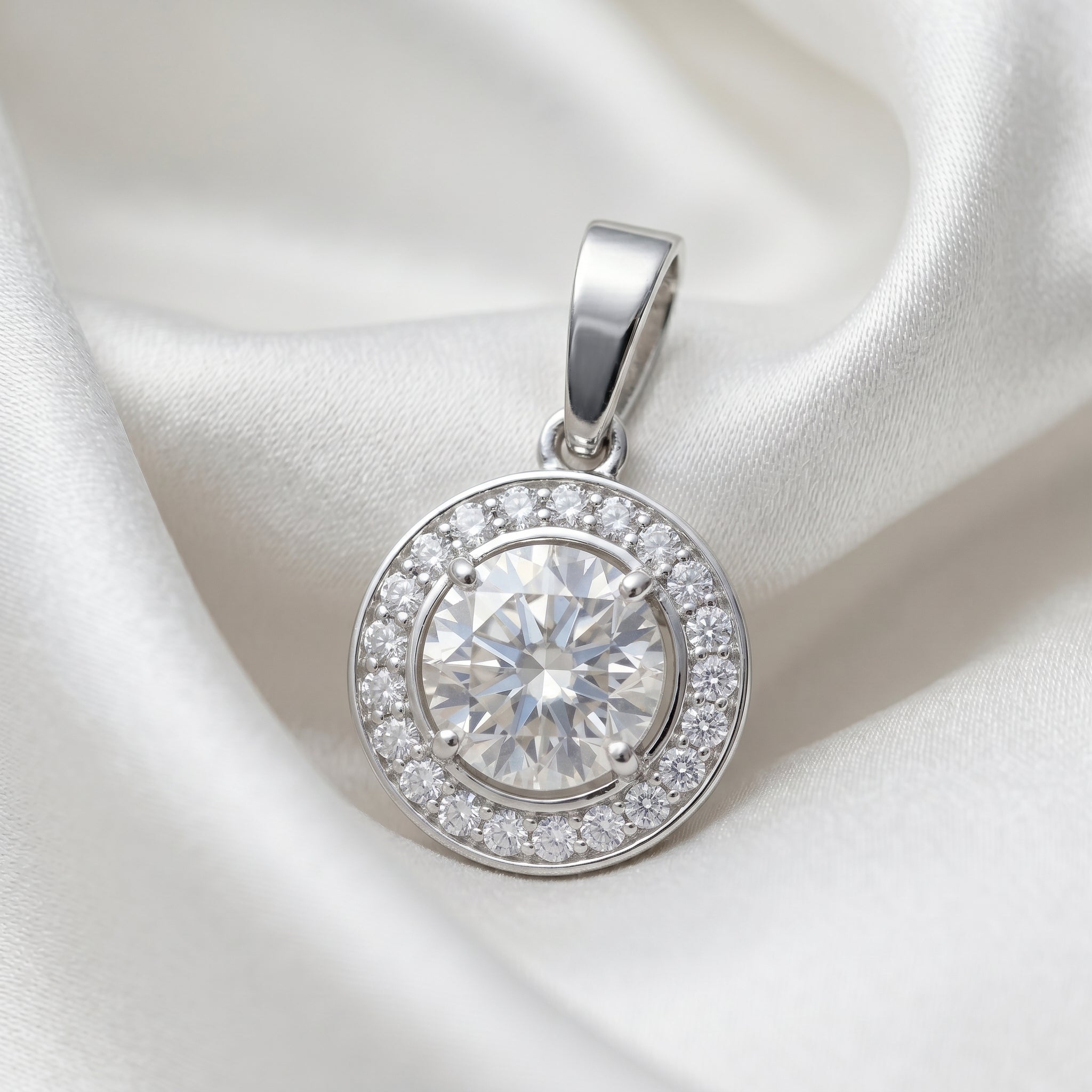 Lumière Royale Moissanite Halo Pendant