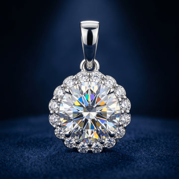 Lumière Royale Moissanite Halo Pendant