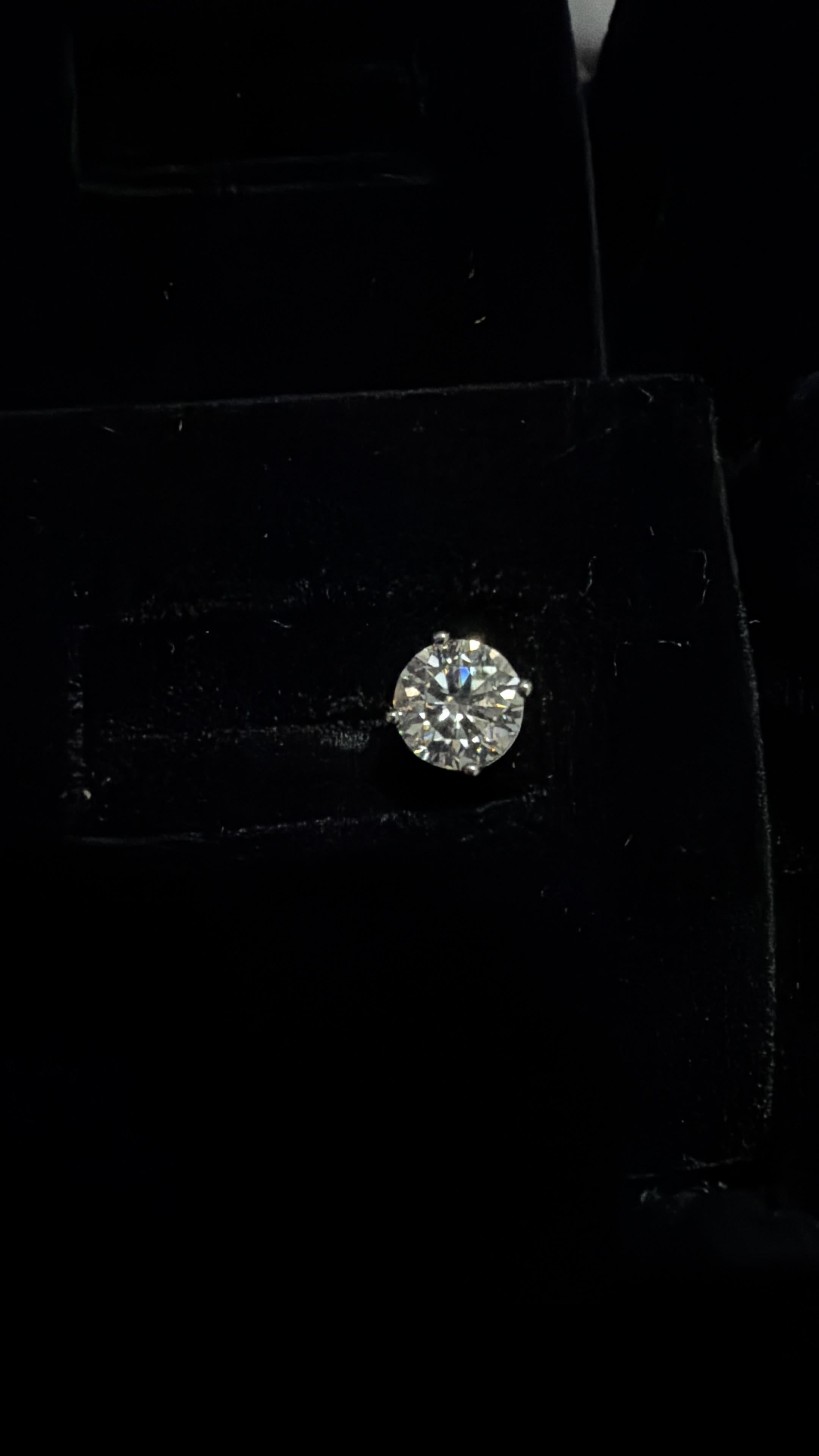 Lumière Signature Solitaire Stud